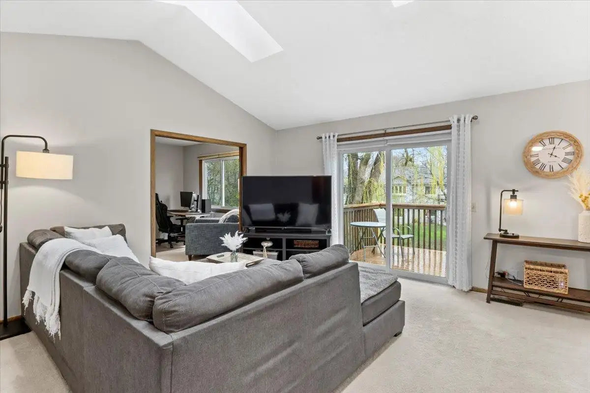 1004 Heritage Court, Vadnais Heights, MN 55127