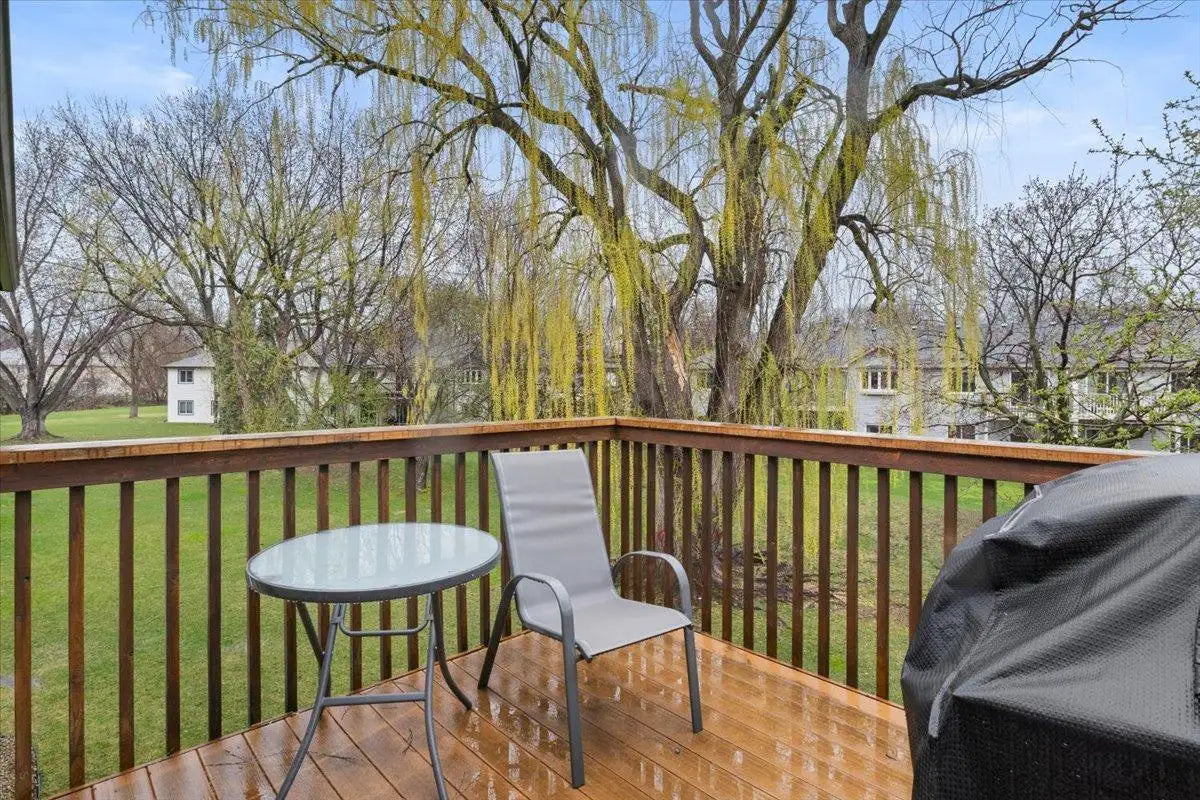 1004 Heritage Court, Vadnais Heights, MN 55127