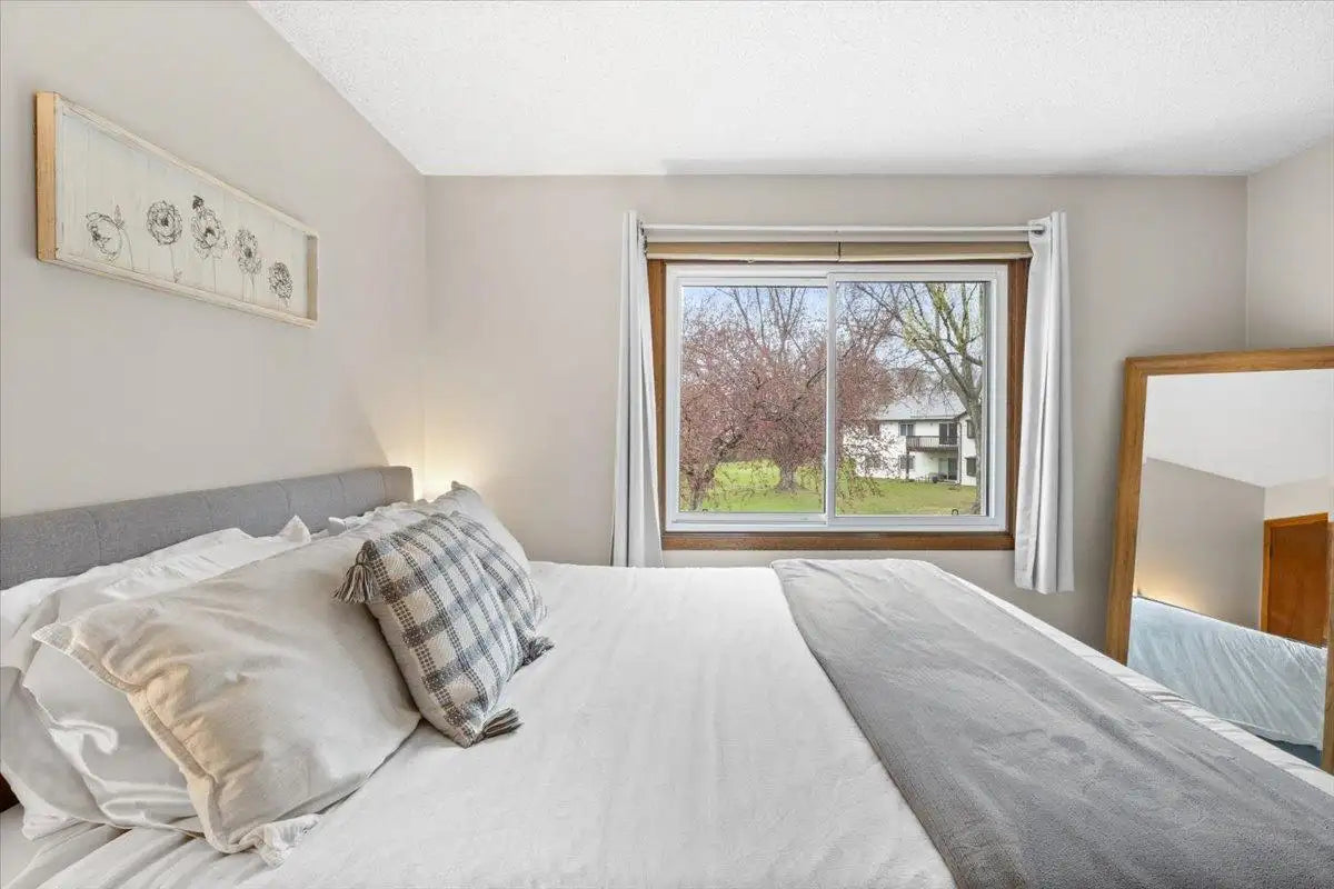 1004 Heritage Court, Vadnais Heights, MN 55127
