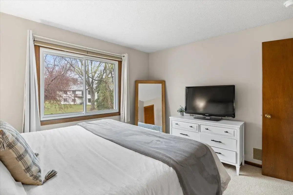 1004 Heritage Court, Vadnais Heights, MN 55127