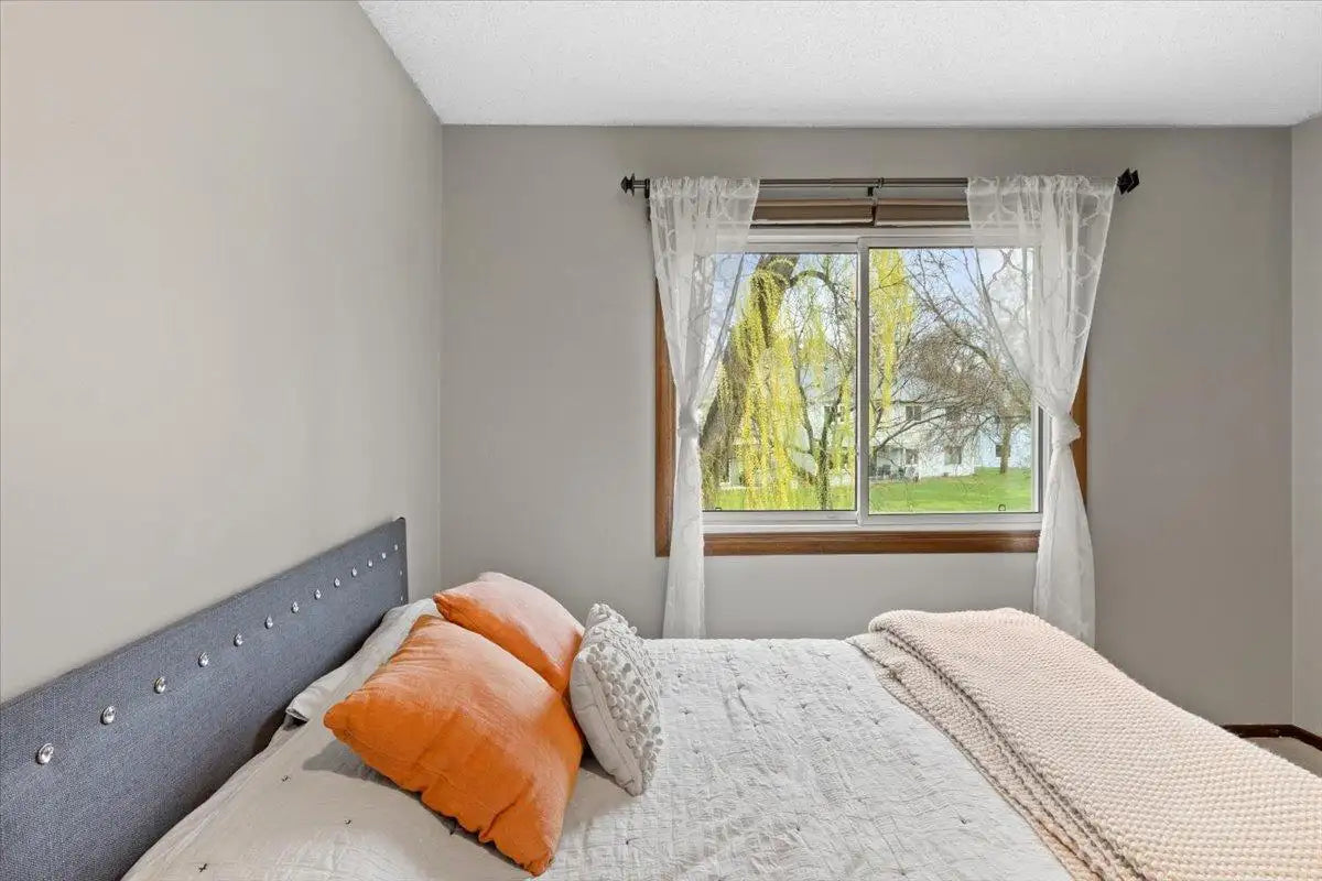 1004 Heritage Court, Vadnais Heights, MN 55127