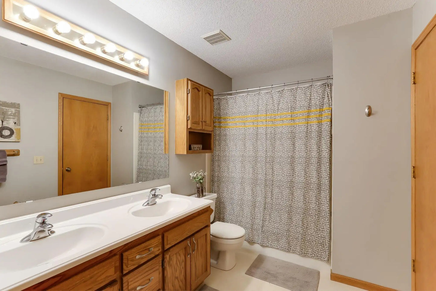 1000 Aston Circle, Burnsville, MN 55337