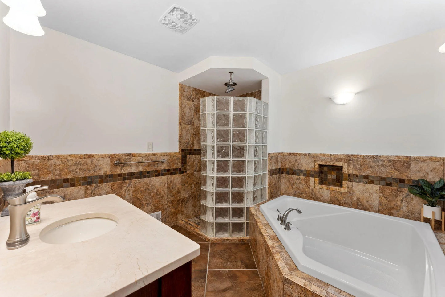 1000 Valley Oaks Road, Vadnais Heights, MN 55127