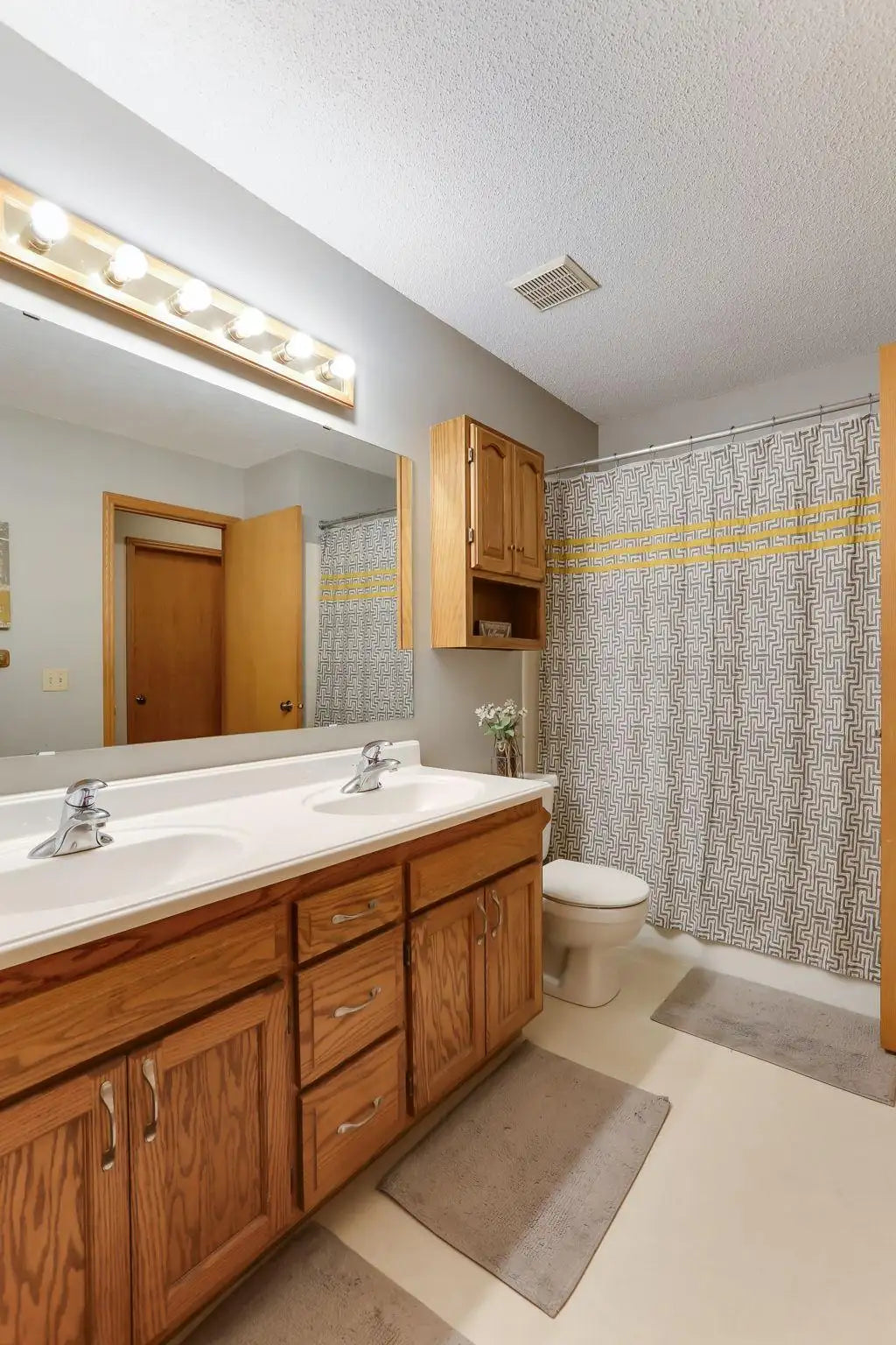 1000 Aston Circle, Burnsville, MN 55337